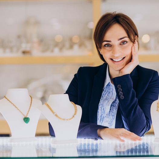 image bijouterie - femme dans une bijouterie.