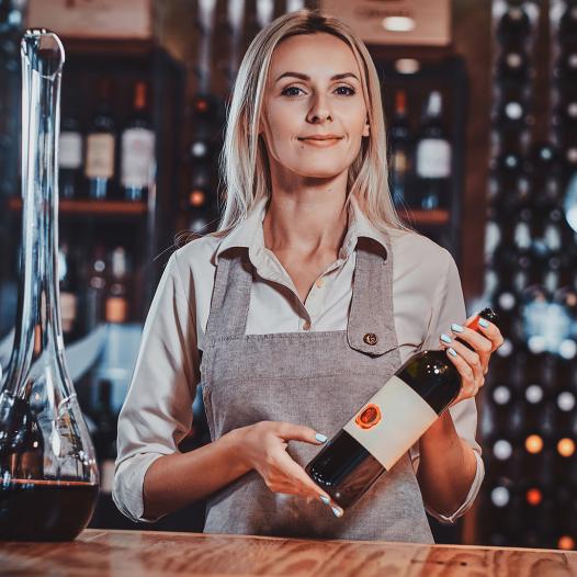 image caviste - femme dans une cave à vin.