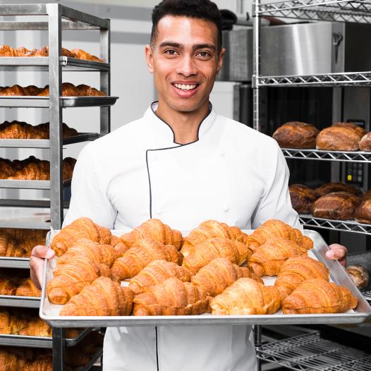 image boulangerie - homme dans une boulangerie.